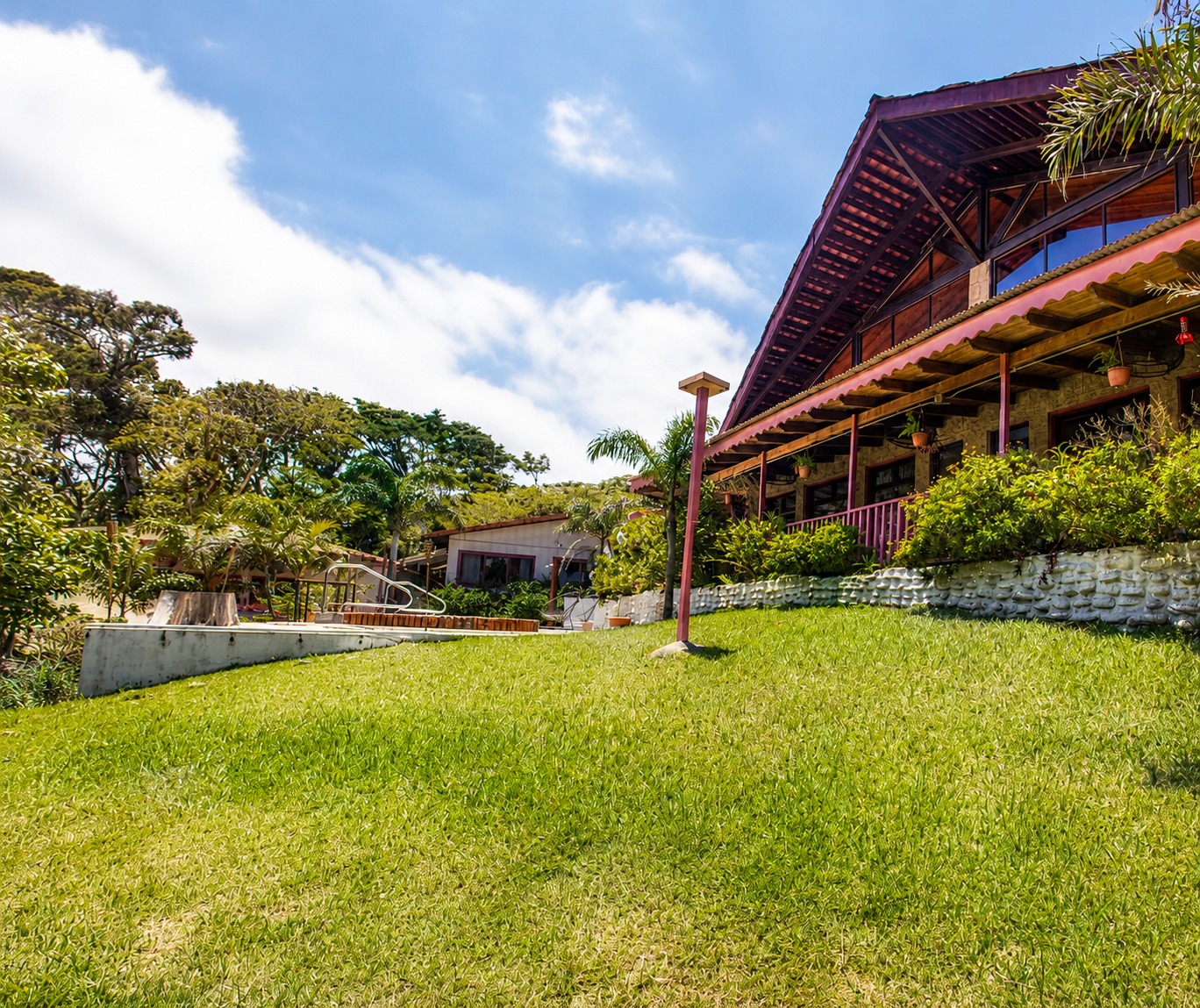 Selva Mística grounds and lodge exterior